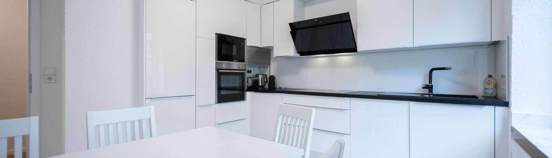 Küche mit Herd, Backofen und Spülmaschine in Studenten Wohngemeinschaft im EG in der Schwedendammstraße 17 in Villingen-Schwenningen