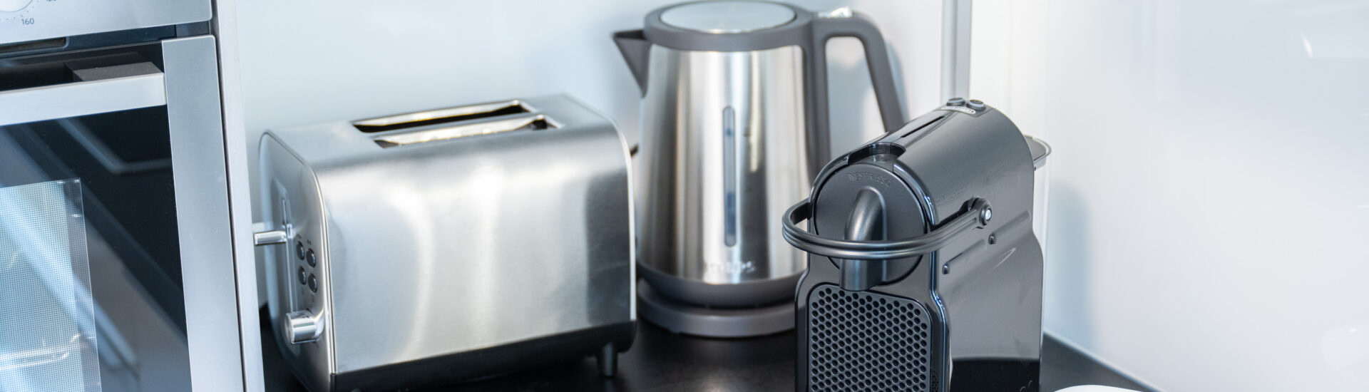 Küche mit Kaffeemaschine, Toaster und Wasserkocher in Studenten Wohngemeinschaft im EG in der Schwedendammstraße 17 in Villingen-Schwenningen